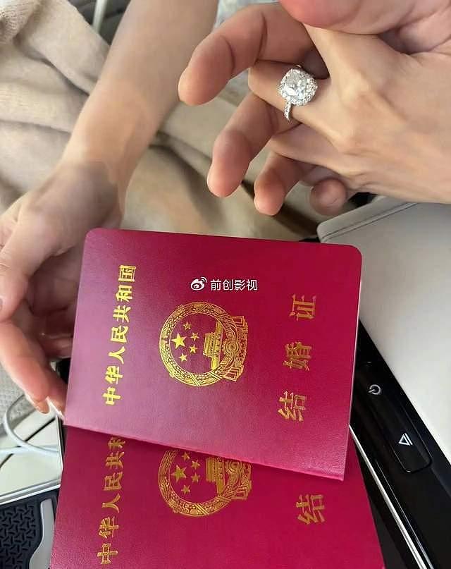 汪小菲晒结婚证官宣结婚，两人今天正式登记结婚，女方钻戒超夺目 - 1