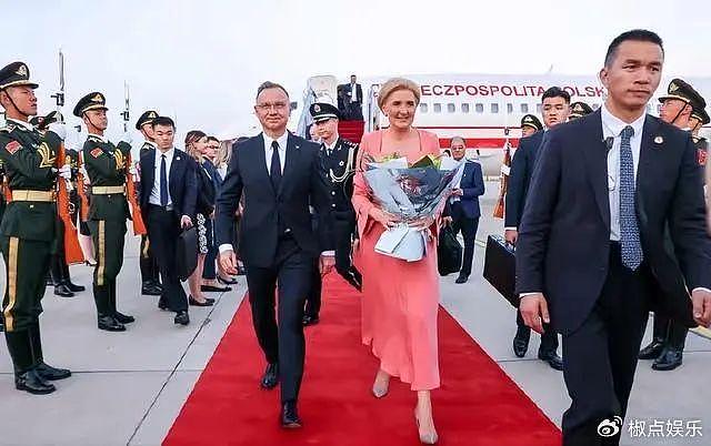 波兰总统携夫人抵达北京访华！夫人穿粉裙好惊艳，178公分像超模 - 2