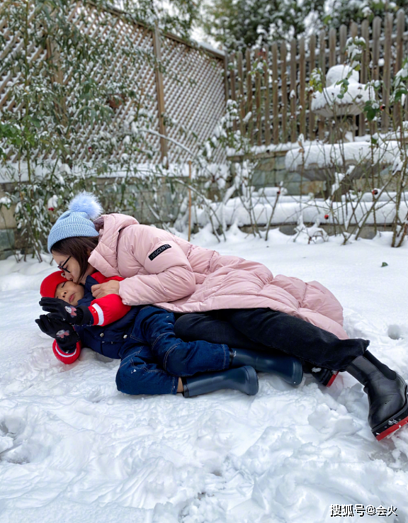 42岁刘璇躺雪地里亲吻儿子，手拿雪球嘟嘴卖萌，6岁儿子太可爱 - 4
