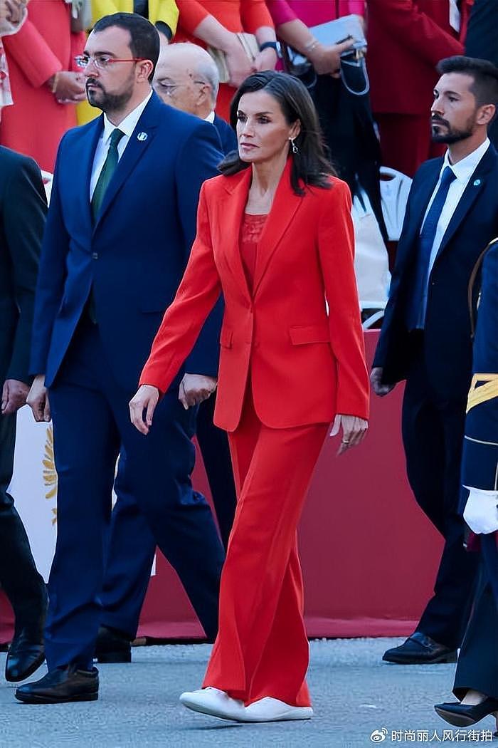 西班牙王后做回自己！出席活动穿平底运动鞋，一身红色西装好惊艳 - 2