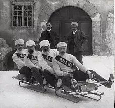 早期的瑞士雪橇队，图片来源 wikipedia