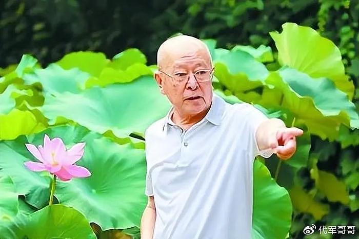 88岁著名表演艺术家王铁成去世，50多次饰演周总理，一生德艺双馨 - 21