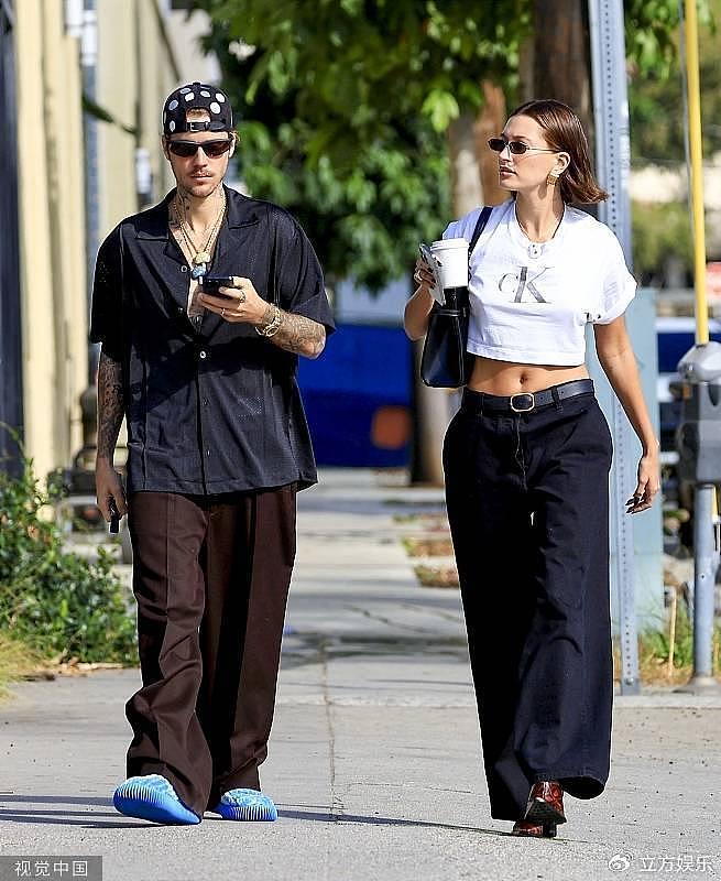 比伯和妻子海莉现身洛杉矶街头 黑白造型休闲时尚 - 2