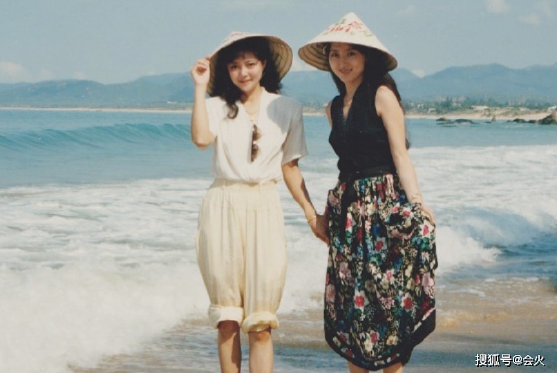 “薛宝钗”张莉晒旧照，和林黛玉两人海边散步，素颜出镜容貌依旧 - 2