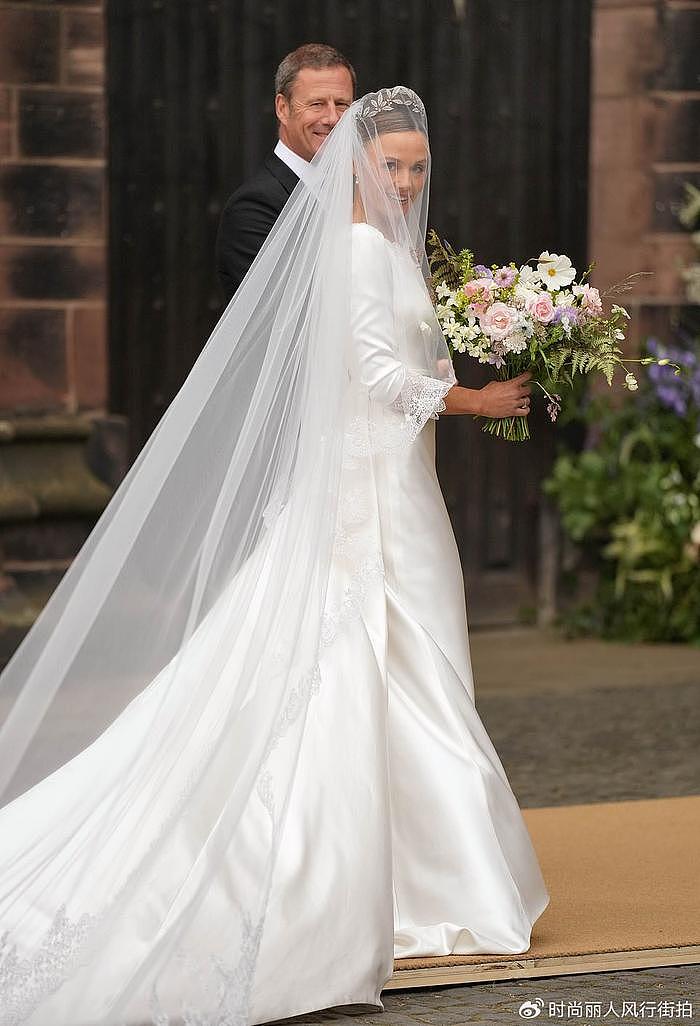 乔治王子教父大婚！公爵夫人穿露背婚纱好惊艳，皇冠和夏公主撞款 - 9