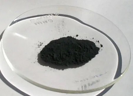 在很长一段时间里，人们认为二氧化锰（MnO2）就是一种奇特的石墨（碳）。图片来源：wikipedia