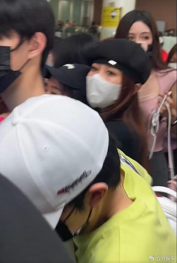 TF家族多名成员现身机场被粉丝围观 苏新皓被挤到摔倒 - 1