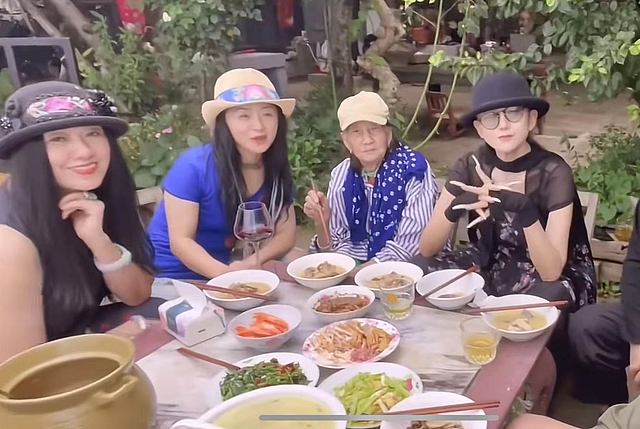 杨丽萍携姊妹外出吃大餐，脚踩座椅太豪迈，全家有气质共用一张脸 - 10