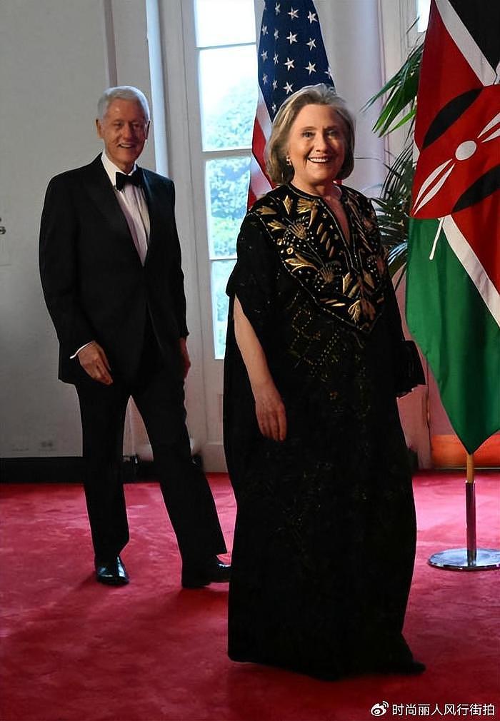 76岁希拉里和克林顿牵手出席白宫国宴！穿刺绣长袍风采依旧，霸气 - 8