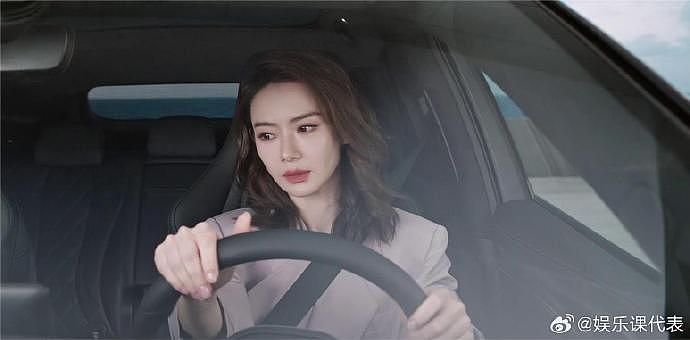 戚薇最新短片释出，她以一身休闲灰粉西装亮相，优雅地坐在驾驶座上… - 2