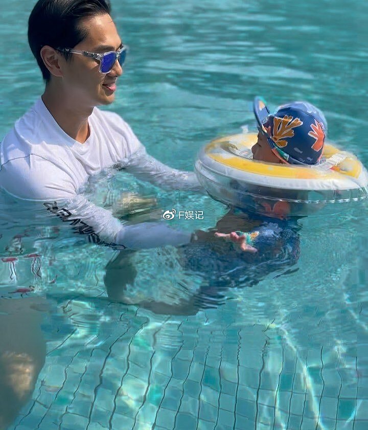 何雁诗夫妇带儿子去海边享受假期 郑俊弘和儿子在泳池里开心玩水 - 5