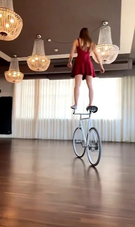 德国妹子在自行车上跳“芭蕾”，大长腿也太哇塞了，亮瞎双眼！ - 10