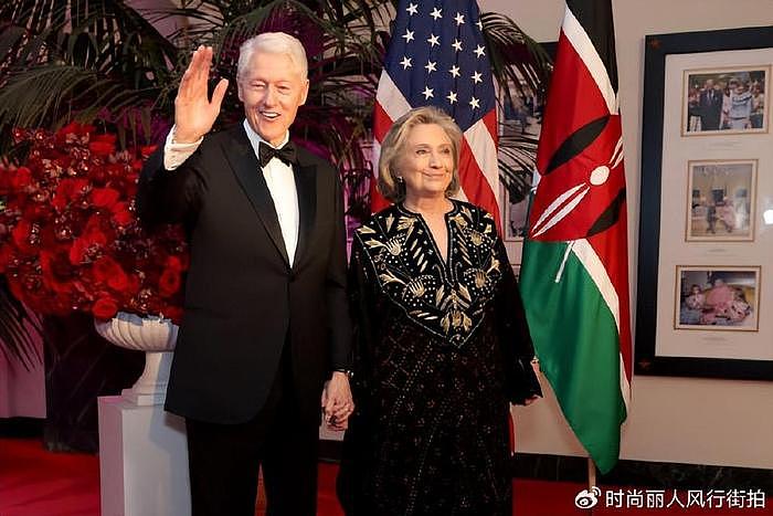 76岁希拉里和克林顿牵手出席白宫国宴！穿刺绣长袍风采依旧，霸气 - 5