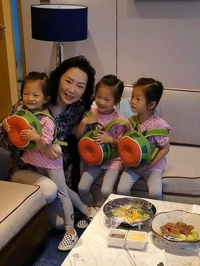 50岁歌唱家吕薇首晒三胞胎视频，跪地为娃背书包，满脸笑容显慈祥 - 9