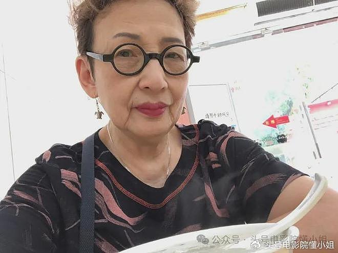 77岁香港女星获奖，古天乐恭喜！给她私人电话号码，关系藏不住了 - 14