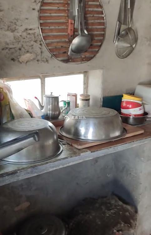 姜萍家的厨房门被踹了，屋内家具被拍，连鸡鸭也被网友追着录像 - 18