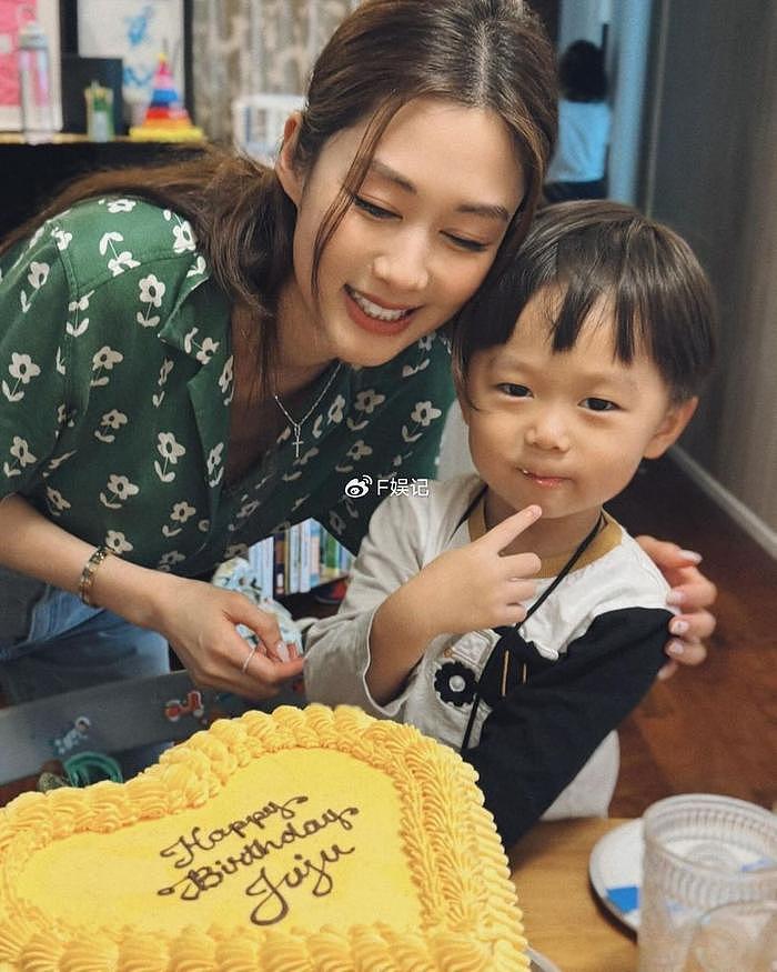 岑丽香一家人开心为小儿子庆祝3岁生日 一对儿子样貌像饼印 - 3