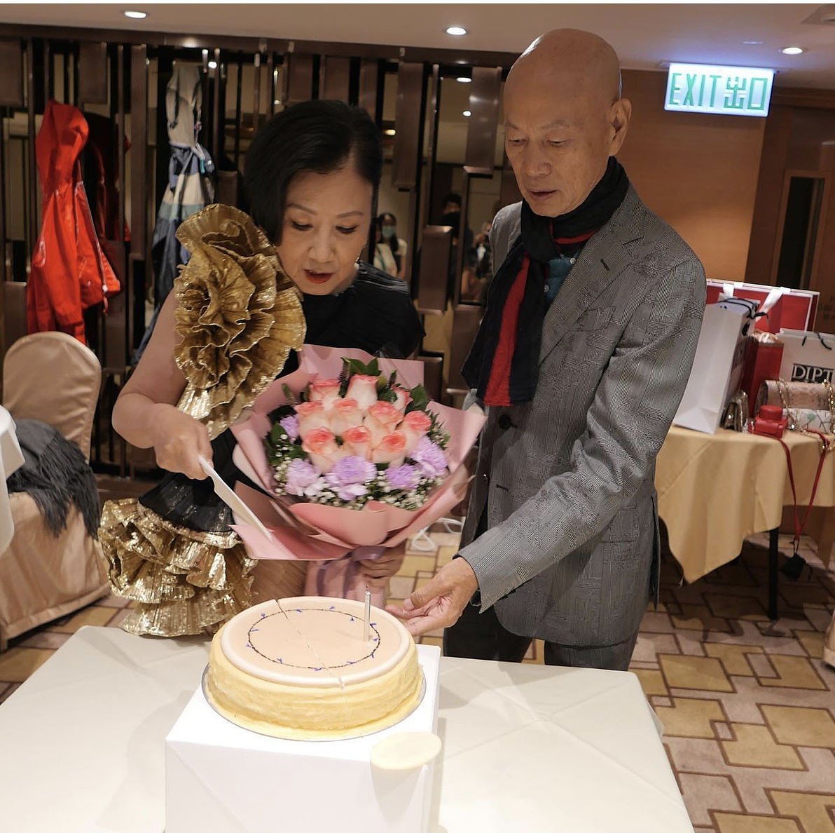 汪明荃庆祝结婚13周年，夫妻举办宴会盛装出席，罗家英送花送蛋糕 - 3