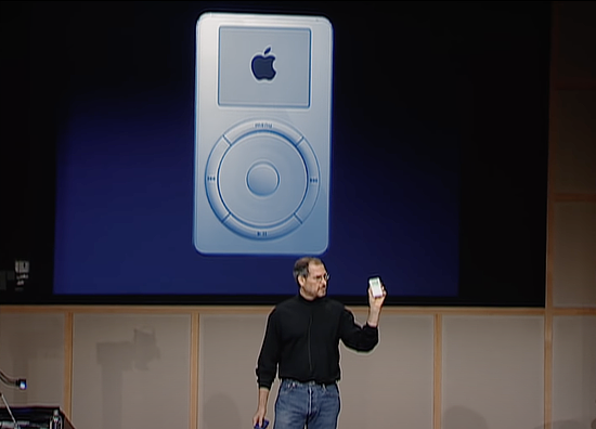 乔布斯向世界展示第一代iPod｜Apple