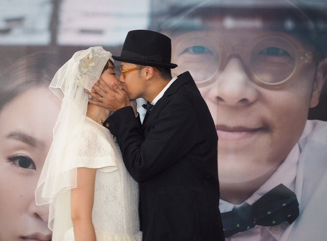 甜蜜！41岁香港女歌手晒照庆祝结婚6周年，自曝如今还对老公害羞 - 1