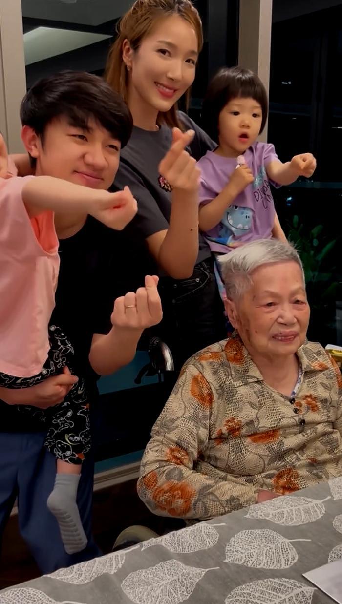 王祖蓝李亚男亲自下厨给95岁奶奶庆生 四代同堂大家庭开心相聚 - 11