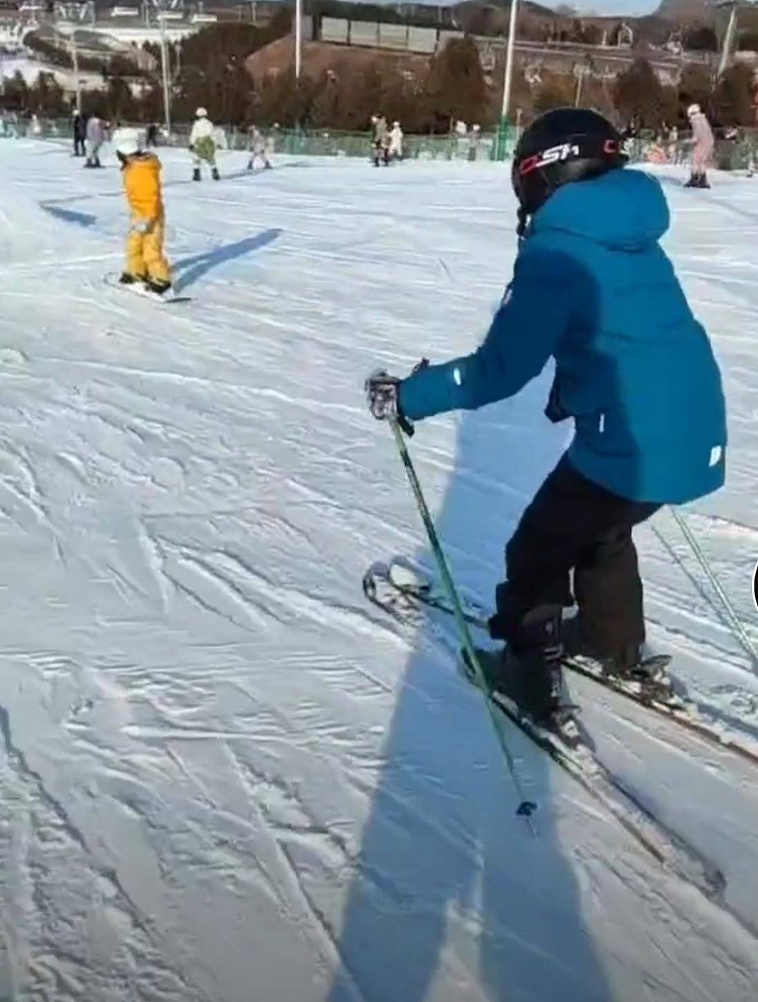 林永健晒儿子滑雪，大竣身高快赶上成人，低调学习屡获国际大奖 - 3