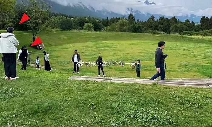 郭晶晶陪“两个妈妈”度假，67岁郭妈妈精气神十足，一家人好幸福 - 1