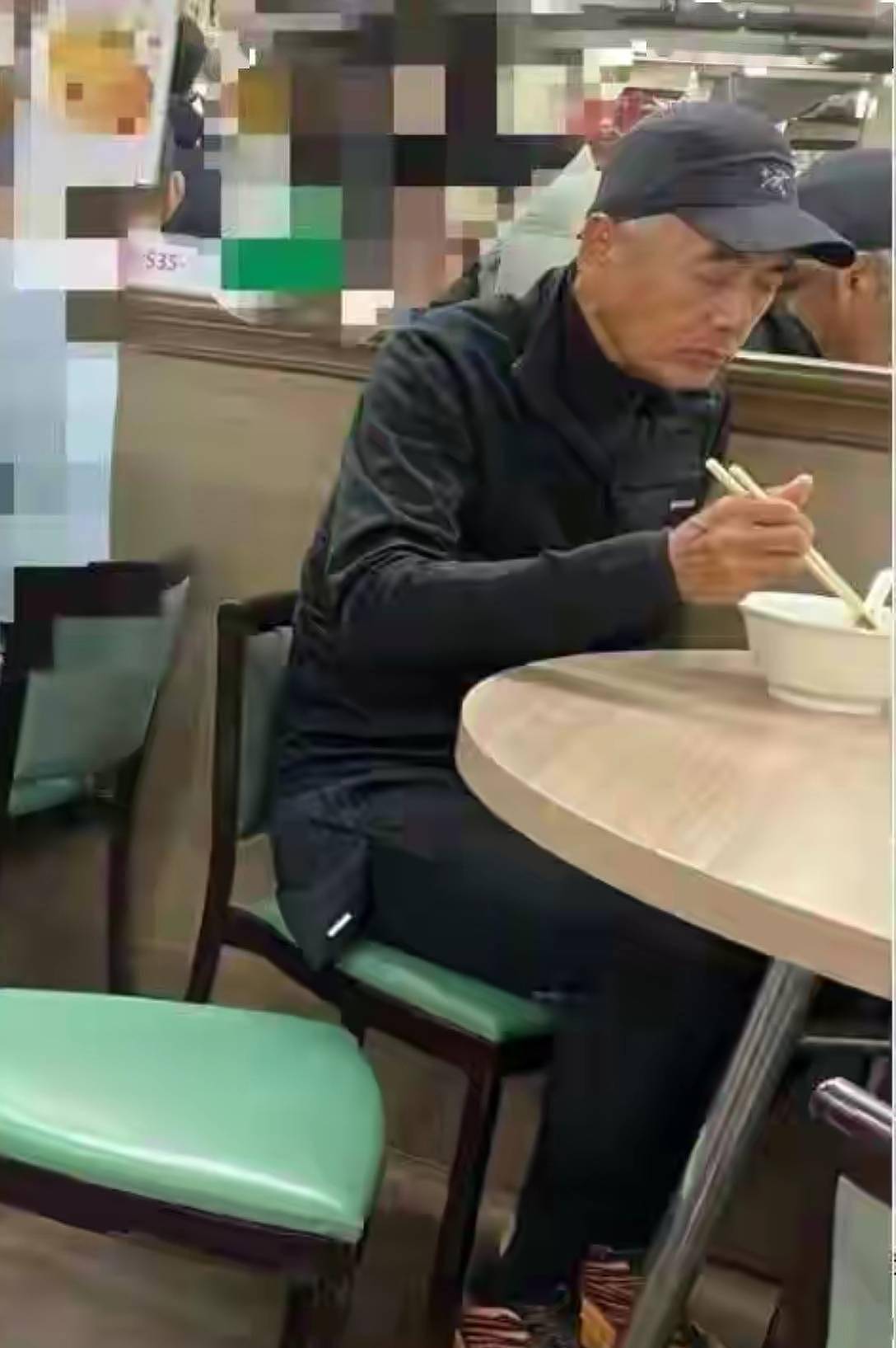 66岁周润发现身平价餐馆，清汤面配白开水好低调，满头白发抢镜 - 2