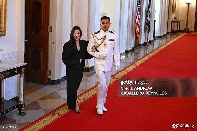 杨紫琼被授予美国总统自由勋章，以表彰她作为第一位的亚裔奥斯卡影后… - 2