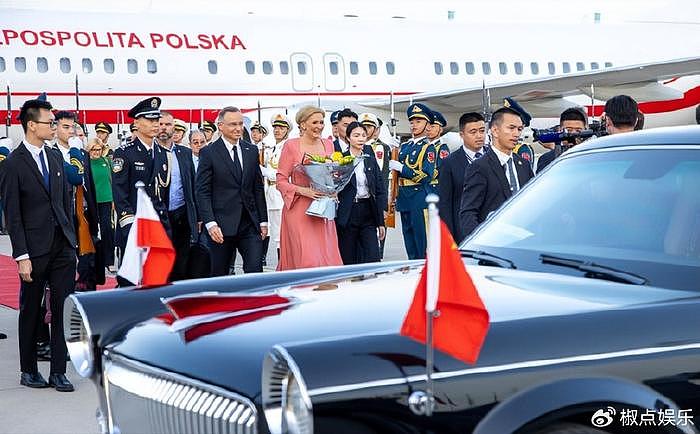 波兰总统携夫人抵达北京访华！夫人穿粉裙好惊艳，178公分像超模 - 4