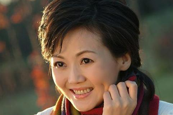 她是著名主持人，清华硕士毕业被称“冰山美人”，今40多岁仍未嫁 - 5