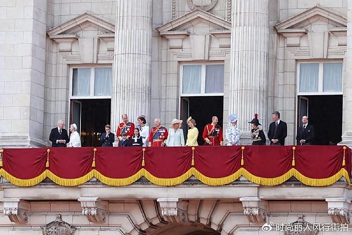 英女王20岁小孙女在庆典成时尚黑马！穿蓝色印花裙好美，不输小夏 - 1