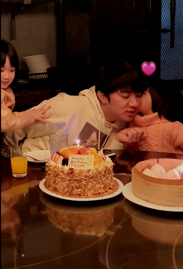 王祖蓝生日与妻女一起开心度过 获两个女儿献吻很甜蜜 - 3