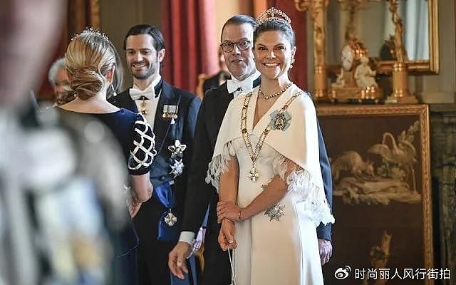 瑞典王室举行国宴！芬兰第一夫人穿香槟金太美，81岁王后穿芭比粉 - 3