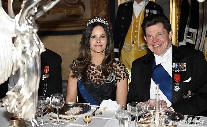 瑞典王室举行国宴！芬兰第一夫人穿香槟金太美，81岁王后穿芭比粉 - 9