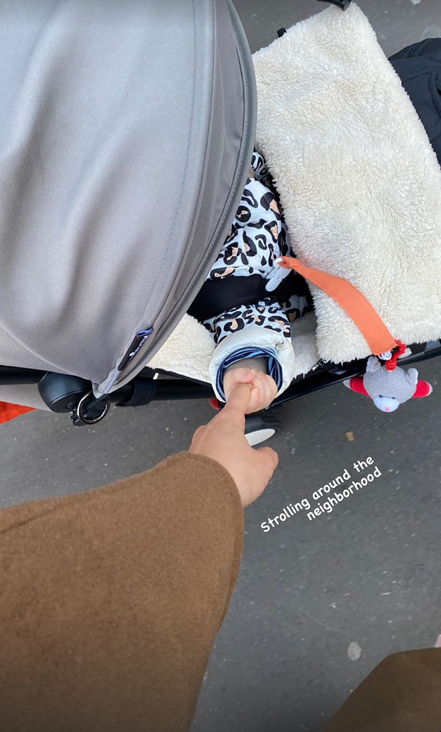 陈法拉带女儿在街上闲逛 坐在婴儿车上的女儿伸出小手拉着妈妈 - 4
