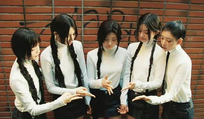 韩国女团ILLIT造型引热议！让16岁成员穿透明裙，强光下没有秘密 - 8
