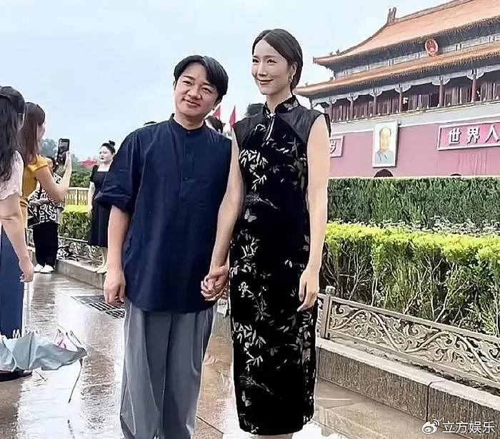 王祖蓝与妻子出行身高差吸睛 手拿国旗笑容灿烂 - 5