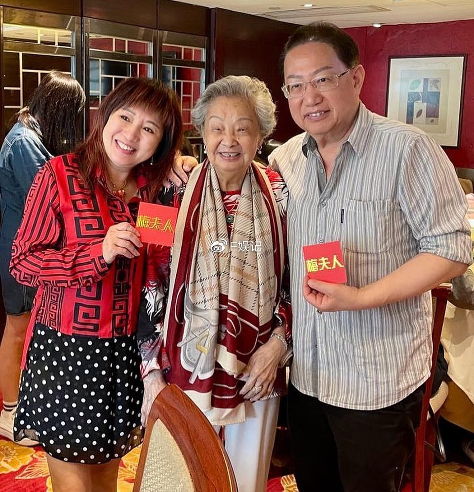 梅小惠和91岁妈妈一起庆祝生日 四代同堂一大家人开心合影 - 3