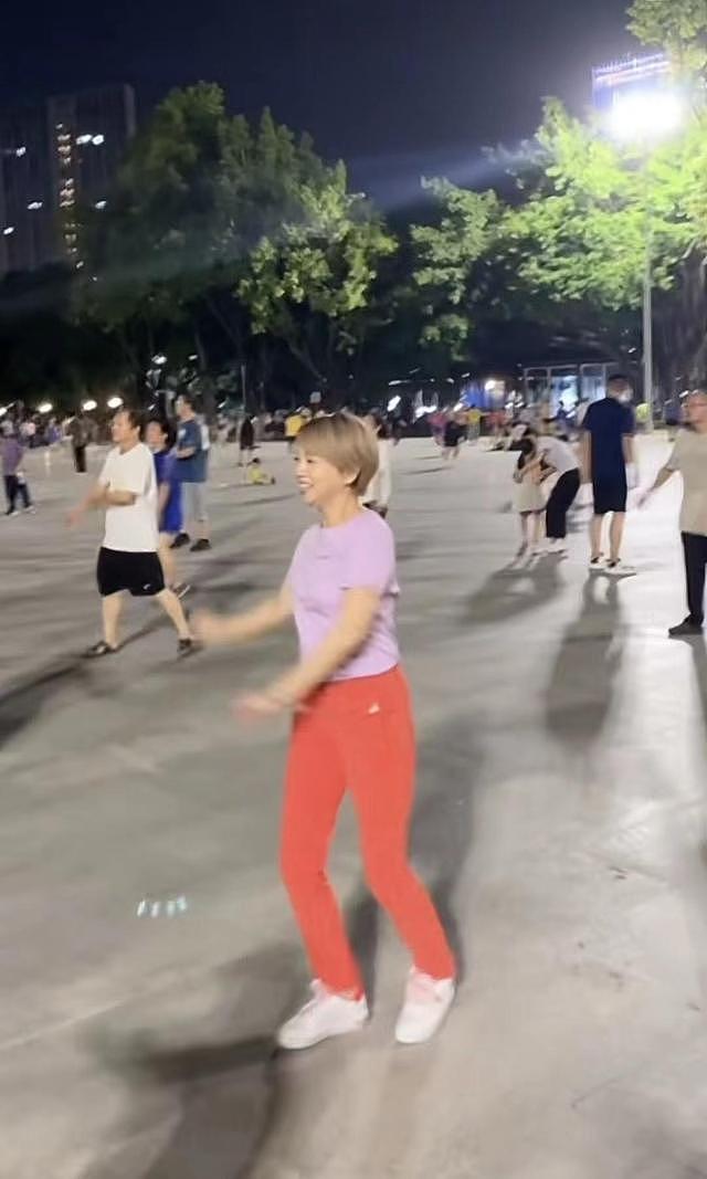 55岁刘乔方晒退休生活，在广东街头卖力跳广场舞，久居内地气色好 - 2