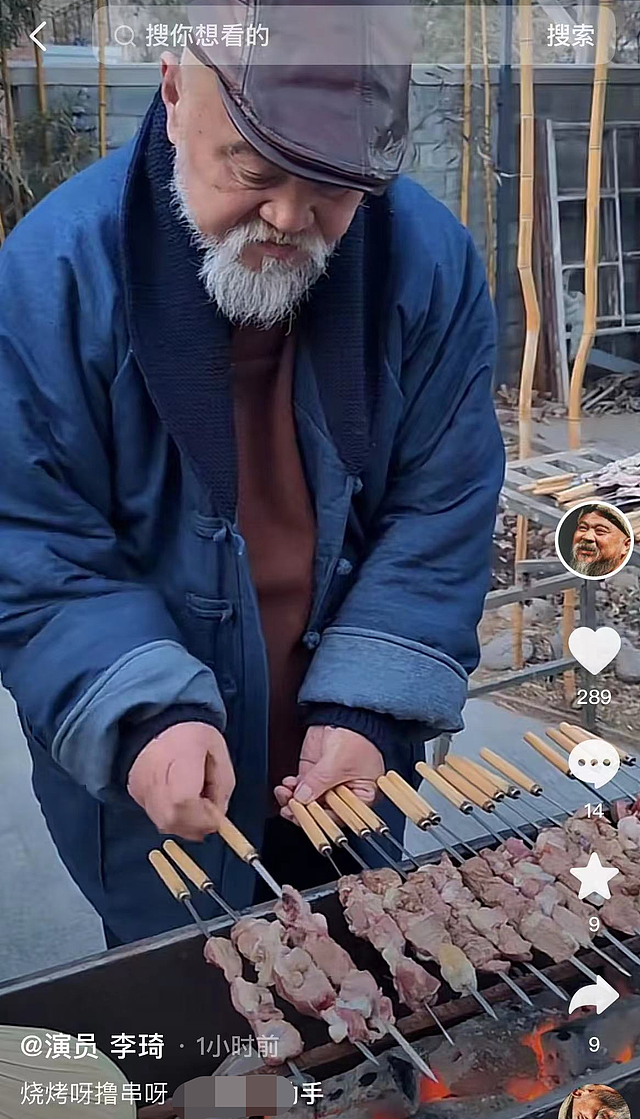 老演员李琦在北京摆摊卖烤串，50元一串忙前忙后，胡子拉碴很神气 - 1