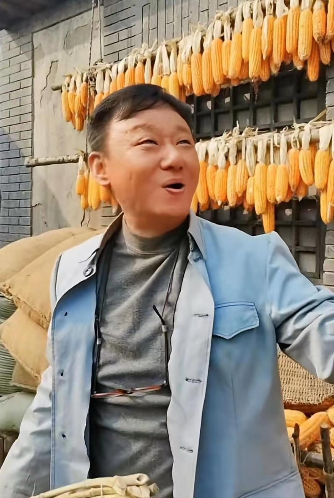 52岁邵峰晒农村惬意生活，穿旧衣用扫帚扫地，院内堆满玉米显简朴 - 4