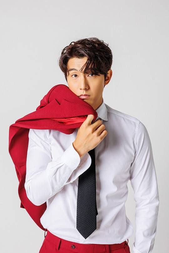 韩国男演员李基宇最新杂志写真曝光 白衬衫打领带隐约秀好身材 - 1