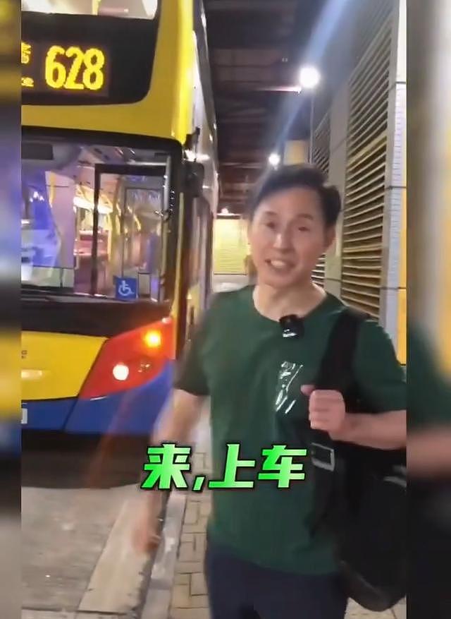 66岁TVB戏骨张国强太低调，坐公交车去TVB上班，满脸笑容神采奕奕 - 5