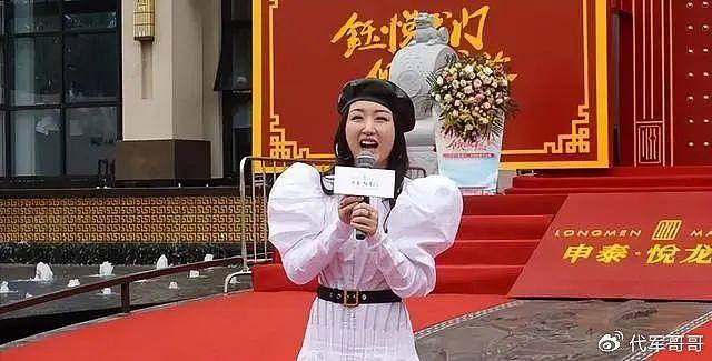 25年后他们活成两极：赖文峰豪宅陪娇妻，杨钰莹工地演出赚养老钱 - 3