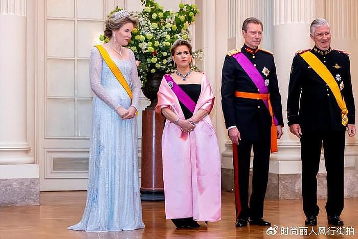 比利时王后陪同卢森堡大公夫人惊艳了！粉色斗篷套装超美，好嫩啊 - 10