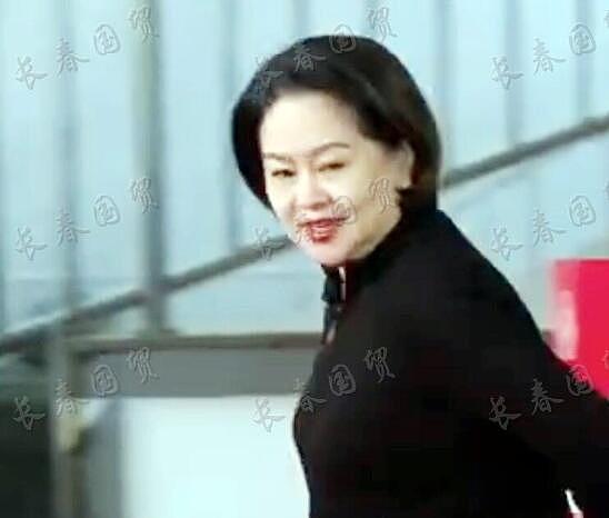 55岁鞠萍姐姐近照曝光，体态发福双下巴明显，我们童年的女神老了 - 3