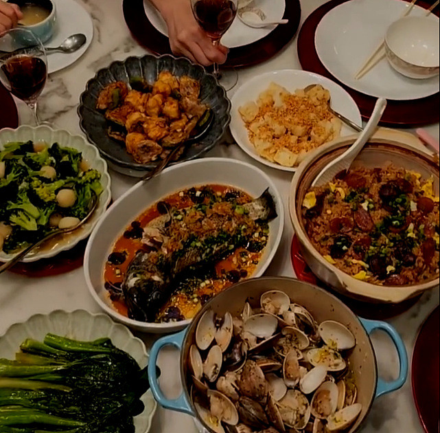 陈茵媺亲自下厨煮丰盛大餐给家人吃 回归家庭主妇子女开心 - 7