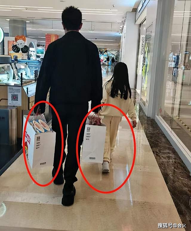 贾乃亮带女儿买奶茶被偶遇！9岁甜馨个子高挑，手上拎两个购物袋 - 4