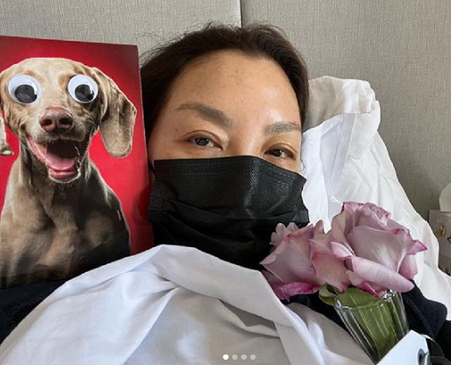 59岁杨紫琼自曝感染新冠，躺床上戴黑色口罩，一脸素颜状态不好 - 2